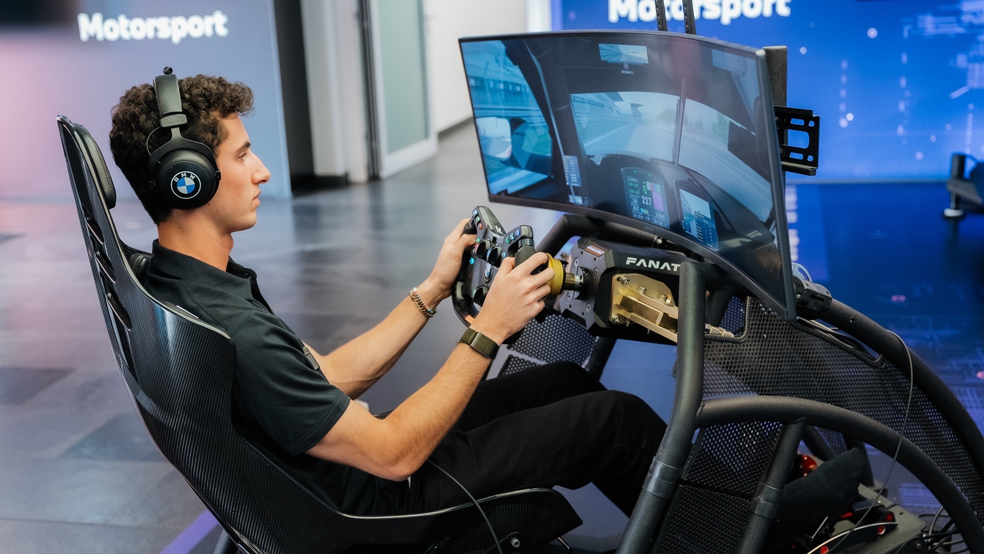 Teilnehmer der "Class of 2026" im Rennsimulator.