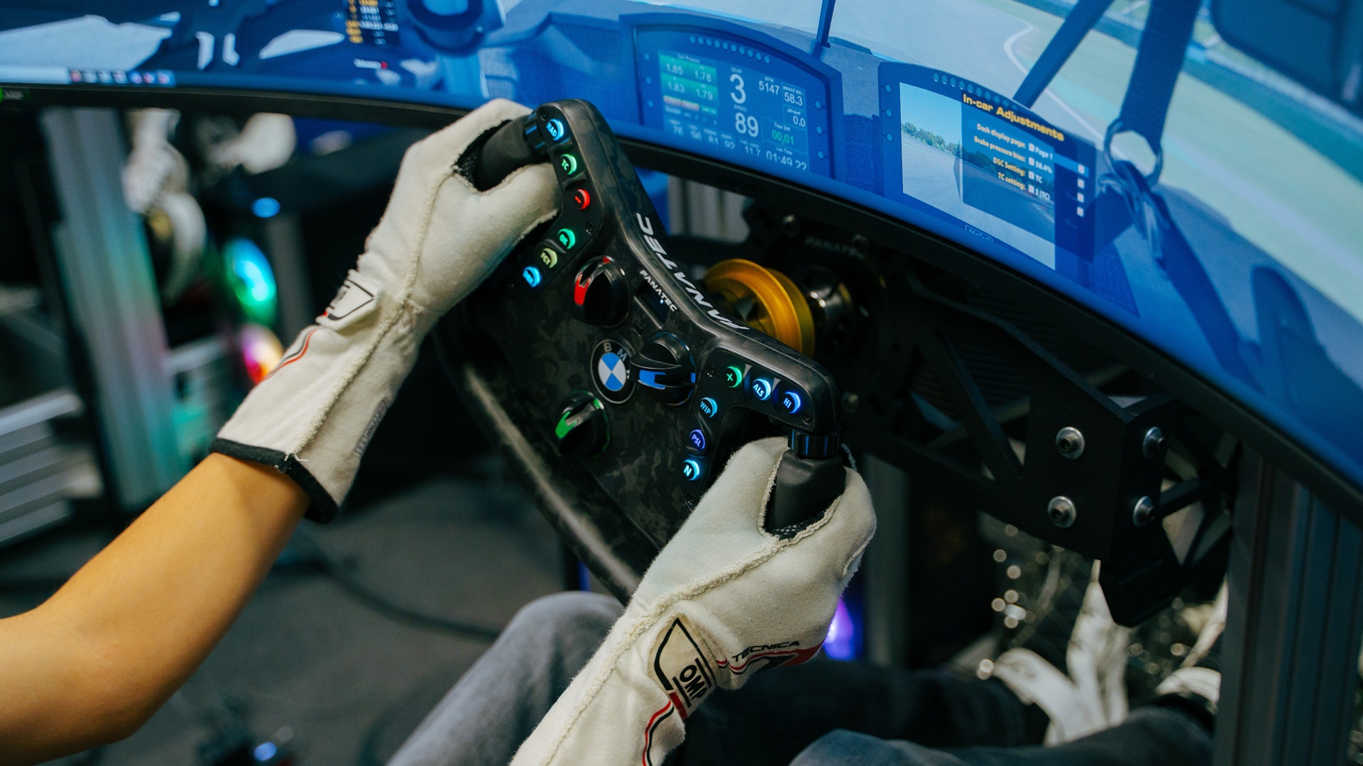 M Racing Academy-Teilnehmer am Rennsimulator.