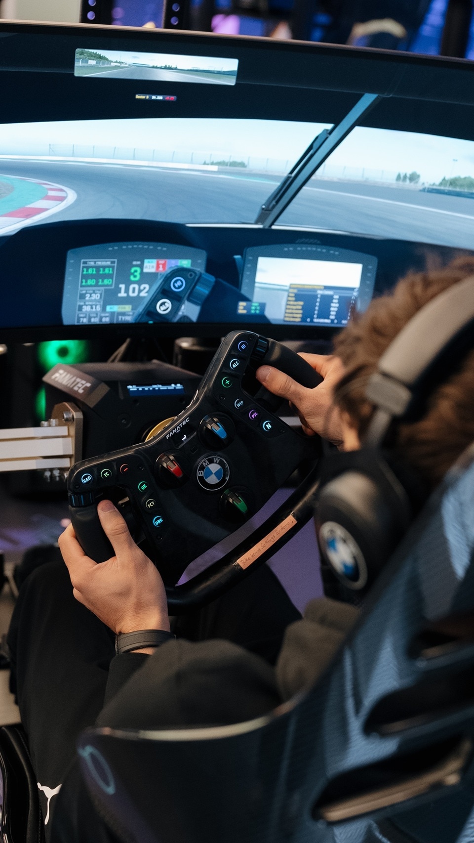 M Racing Academy-Teilnehmer am Rennsimulator.