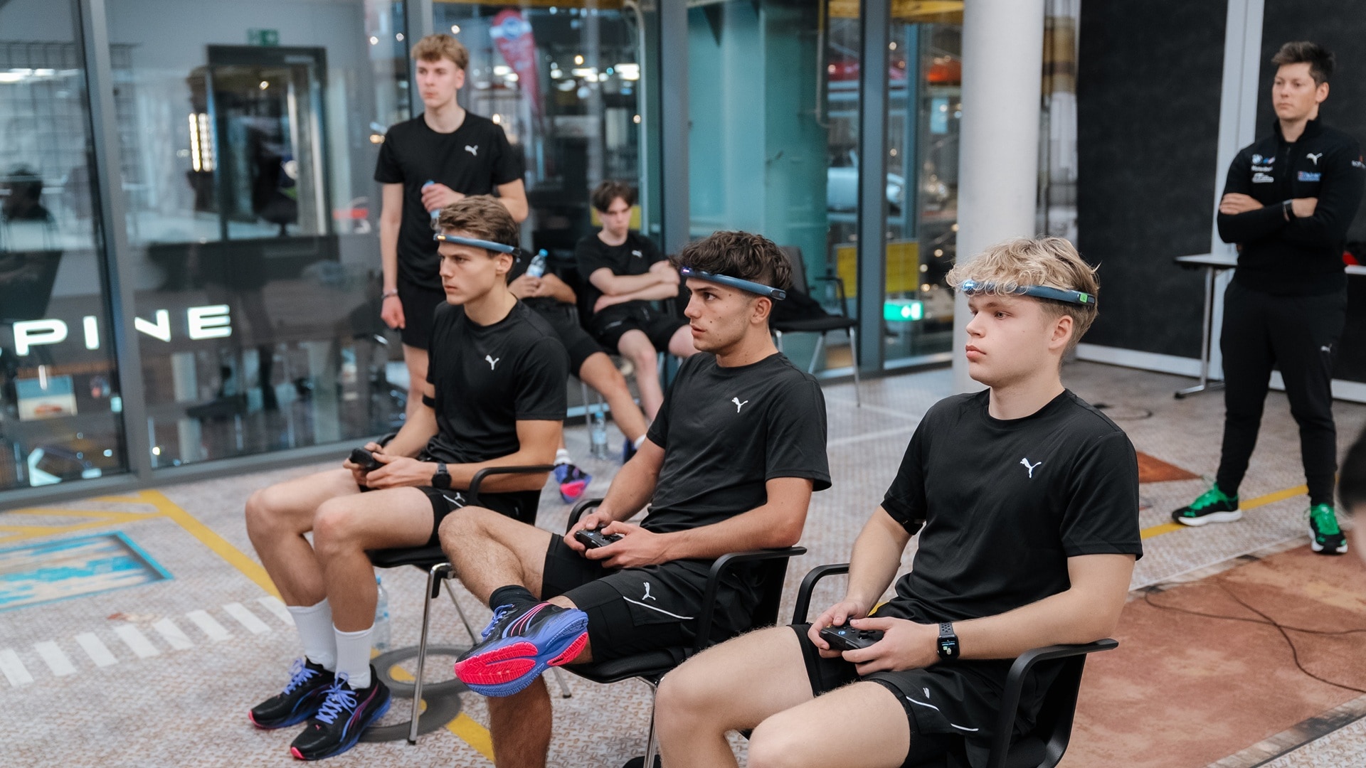 Jugendliche Teilnehmer der BMW M Racing Academy bei mentalem Training.
