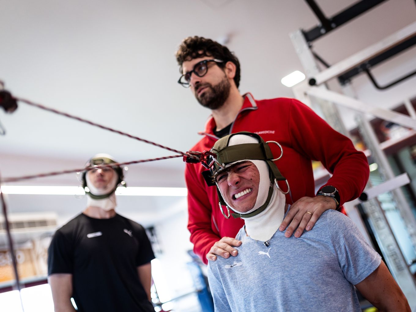 Nachwuchsrennfahrer beim betreuten Training zur Stärkung der Nackenmuskulatur. 