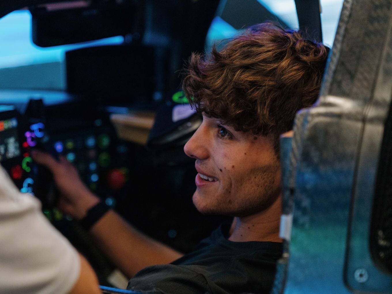 Ryder Quinn im Rennsimulator von BMW M. 