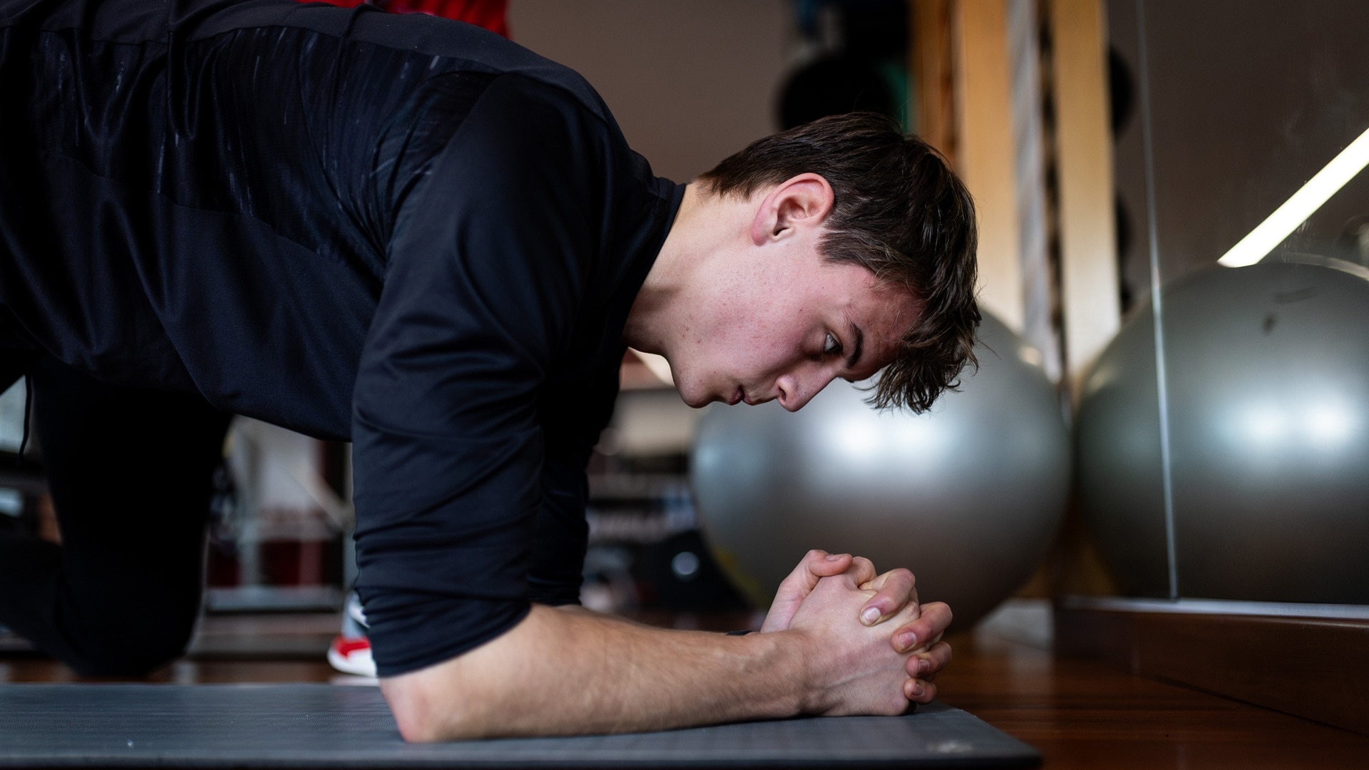 Teilnehmer der "Class of 2026" beim Physio-Training. 