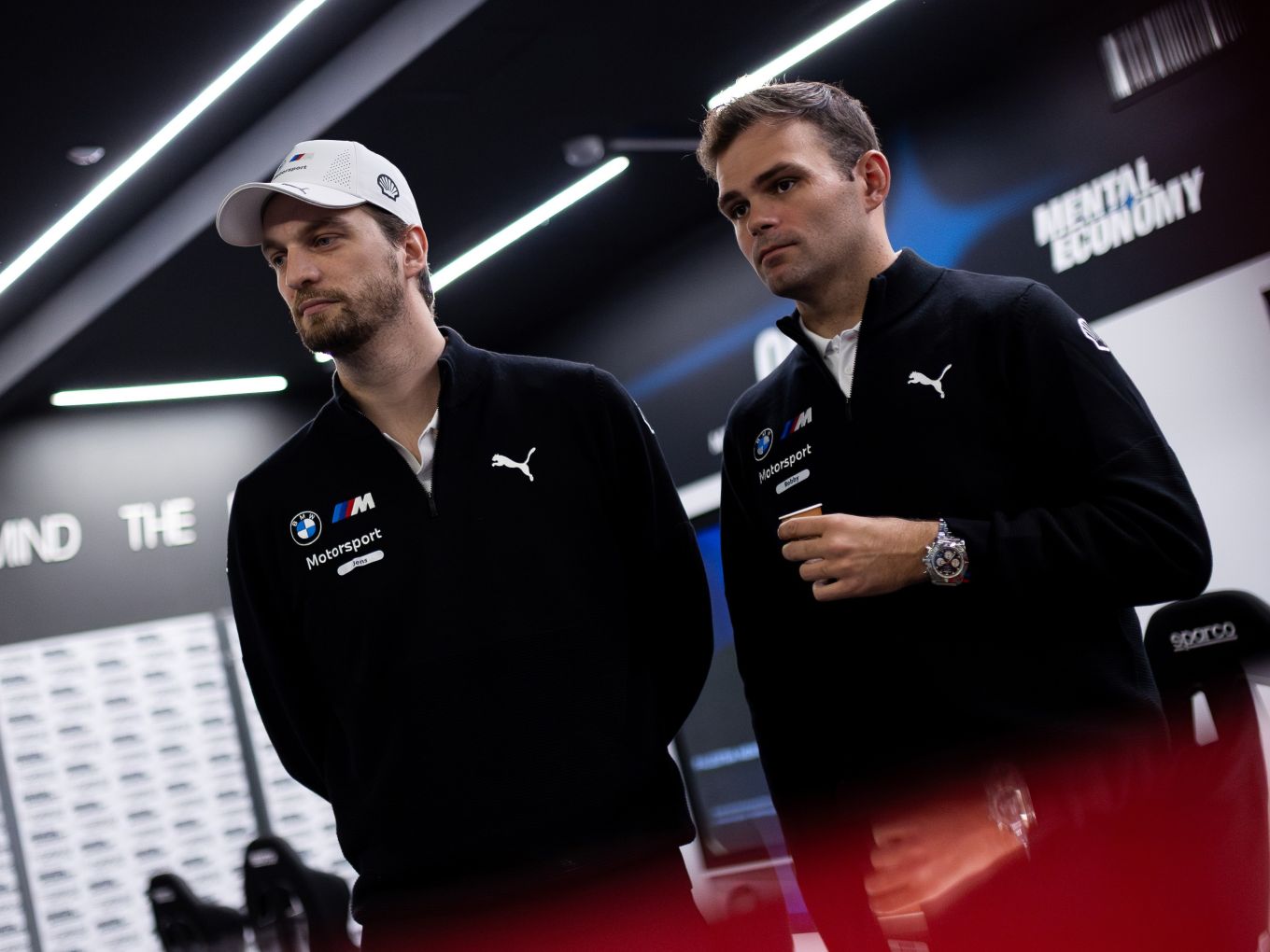 Die Mentoren Jens Klingmann (l.) und Robby Foley (r.) unterstützen die "Class of 2026". 