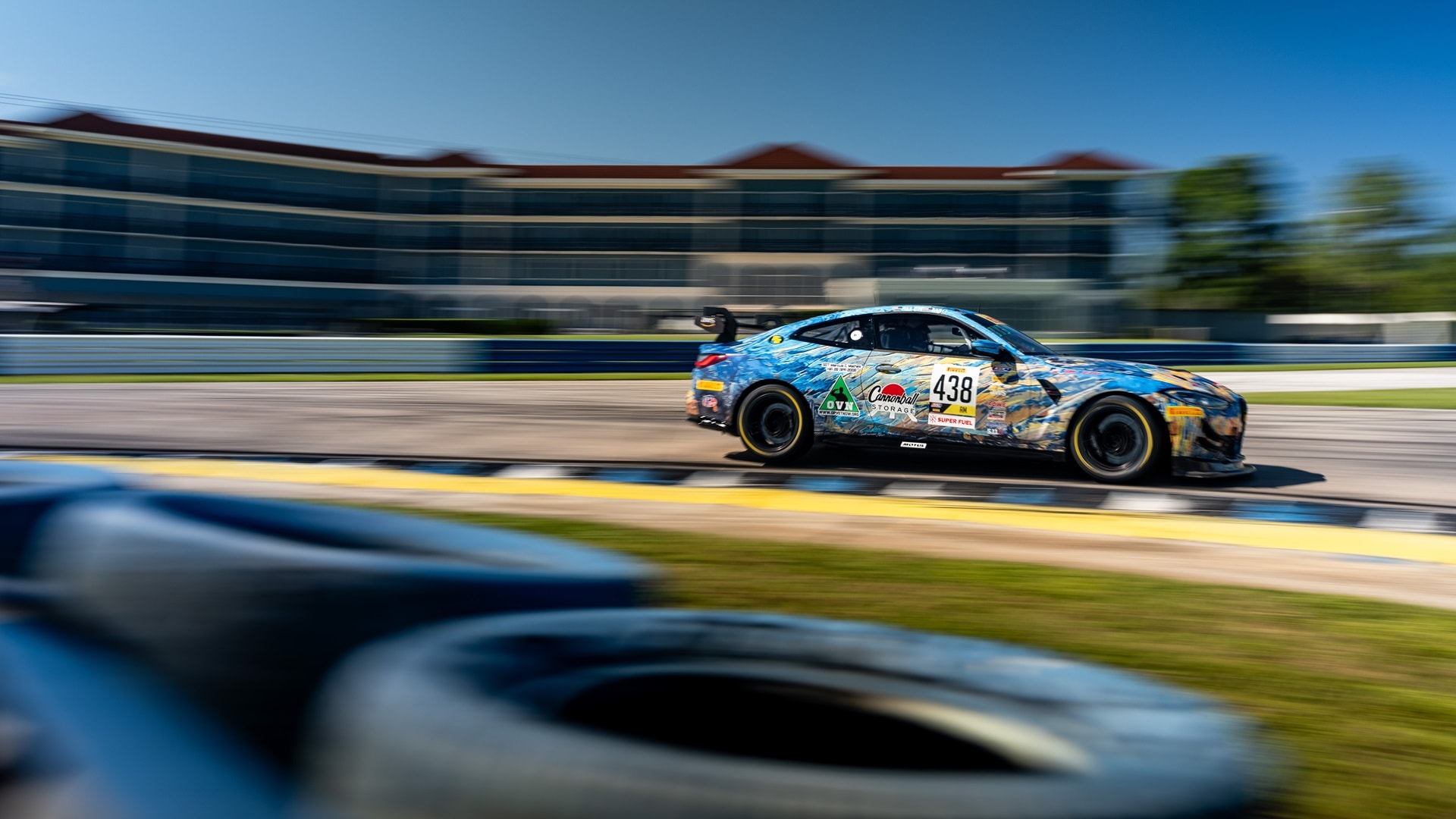 Der M4 GT4 auf Ideallinie bei den American GT4 in Sebring 2023.