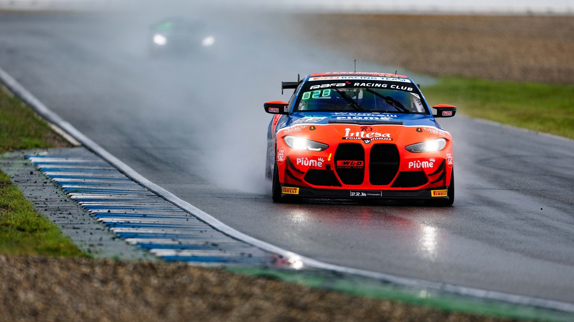 Die GT4 European Series bei schwieriger Witterung auf dem Hockenheimring 2023.