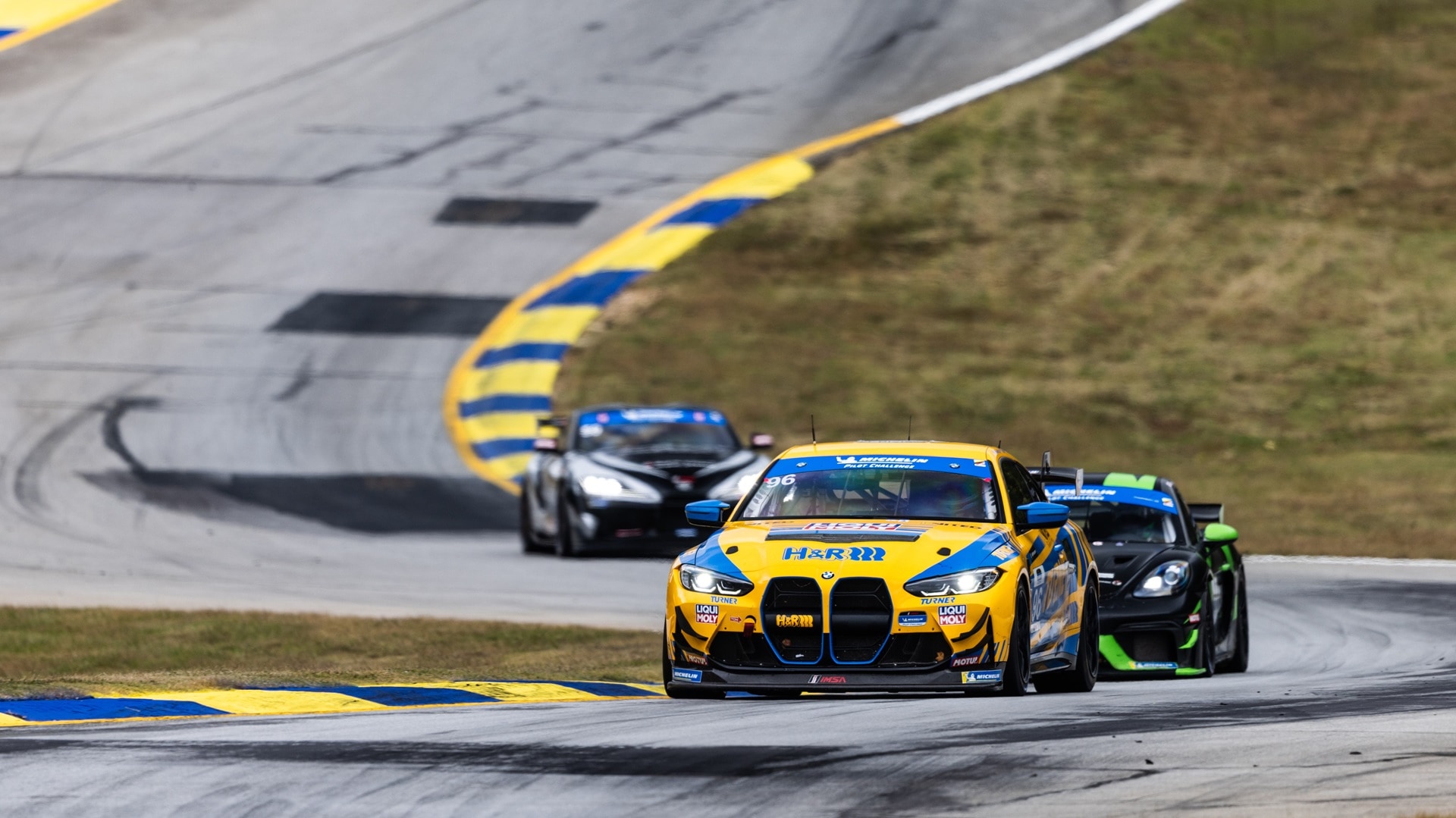 Der M4 GT4 in dichtem Feld bei der Michelin Pilot Challenge in Road Atlanta 2023.