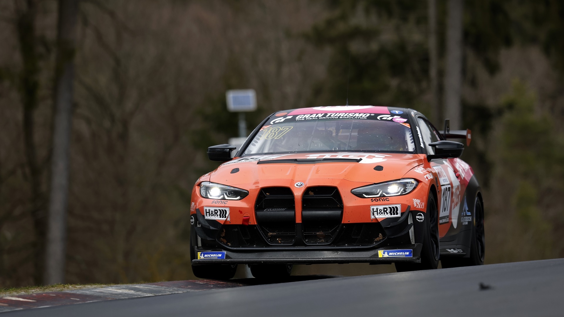 Der BMW M4 GT4 auf der Nordschleife vom Nürburgring in Vorbereitung auf ein NLS-Rennen.