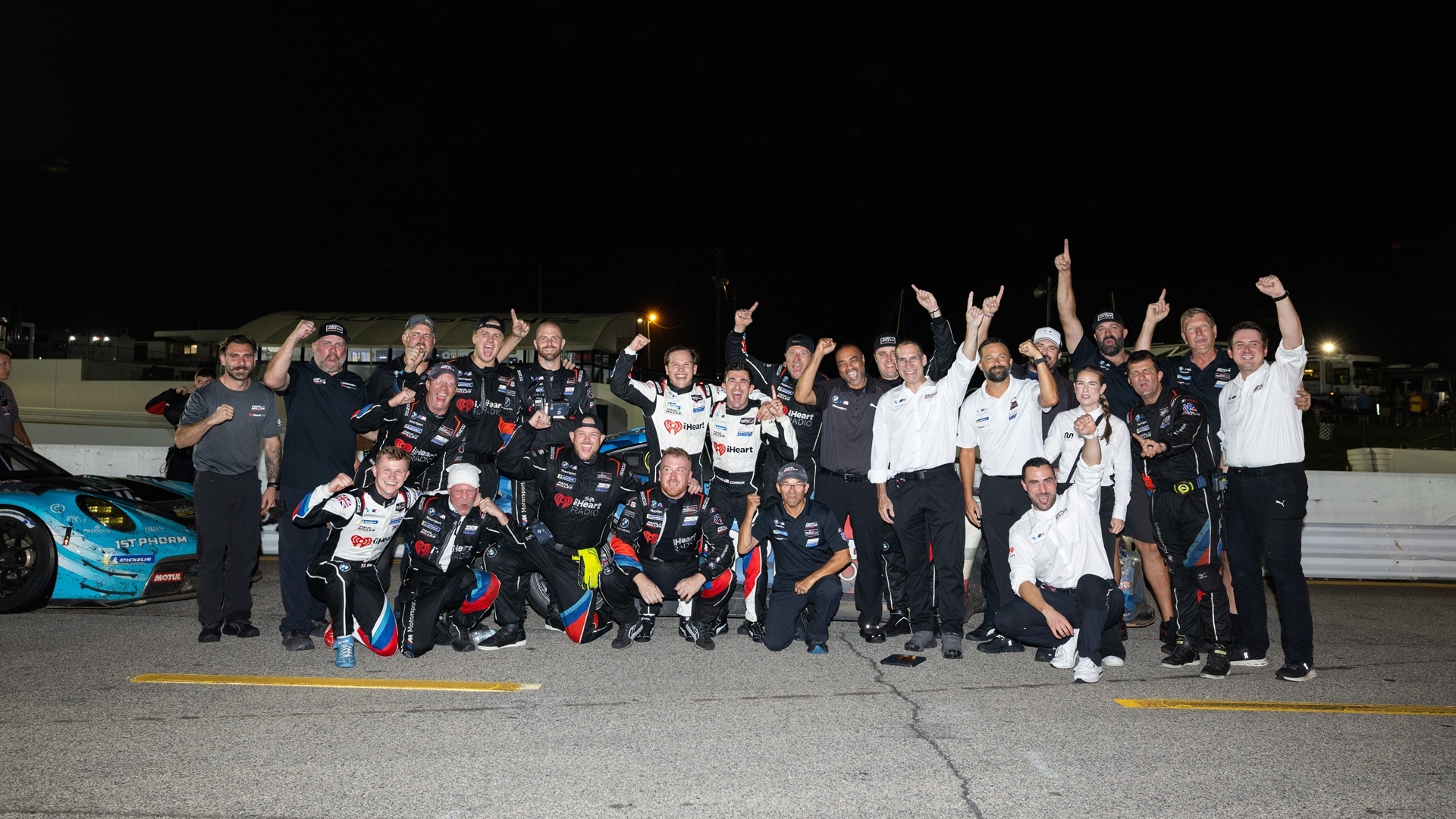 Das Team von Paul Miller Racing feiert den Sieg beim IMSA-Rennen Petit Le Mans.