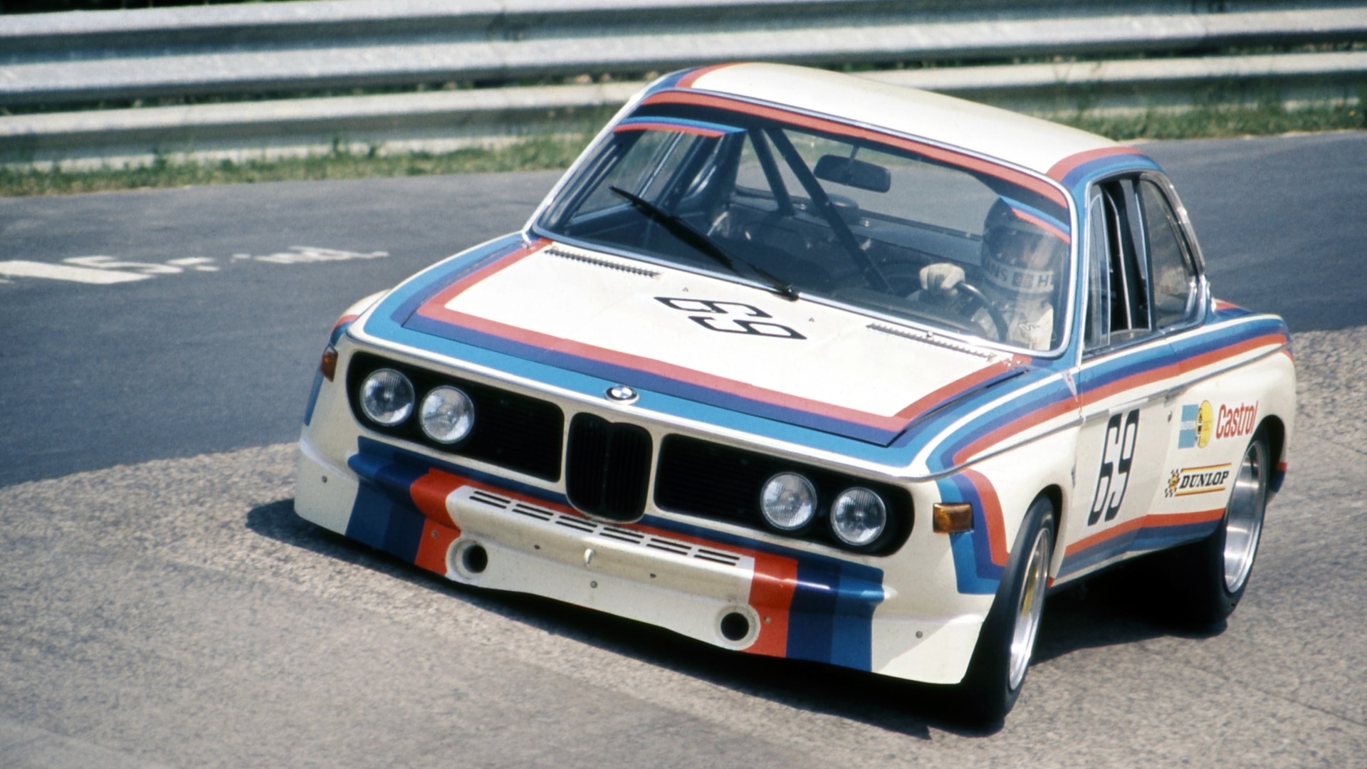 BMW 3.0 CSL Rennwagen im Abschnitt "Karussell" auf der Nürburgring Nordschleife