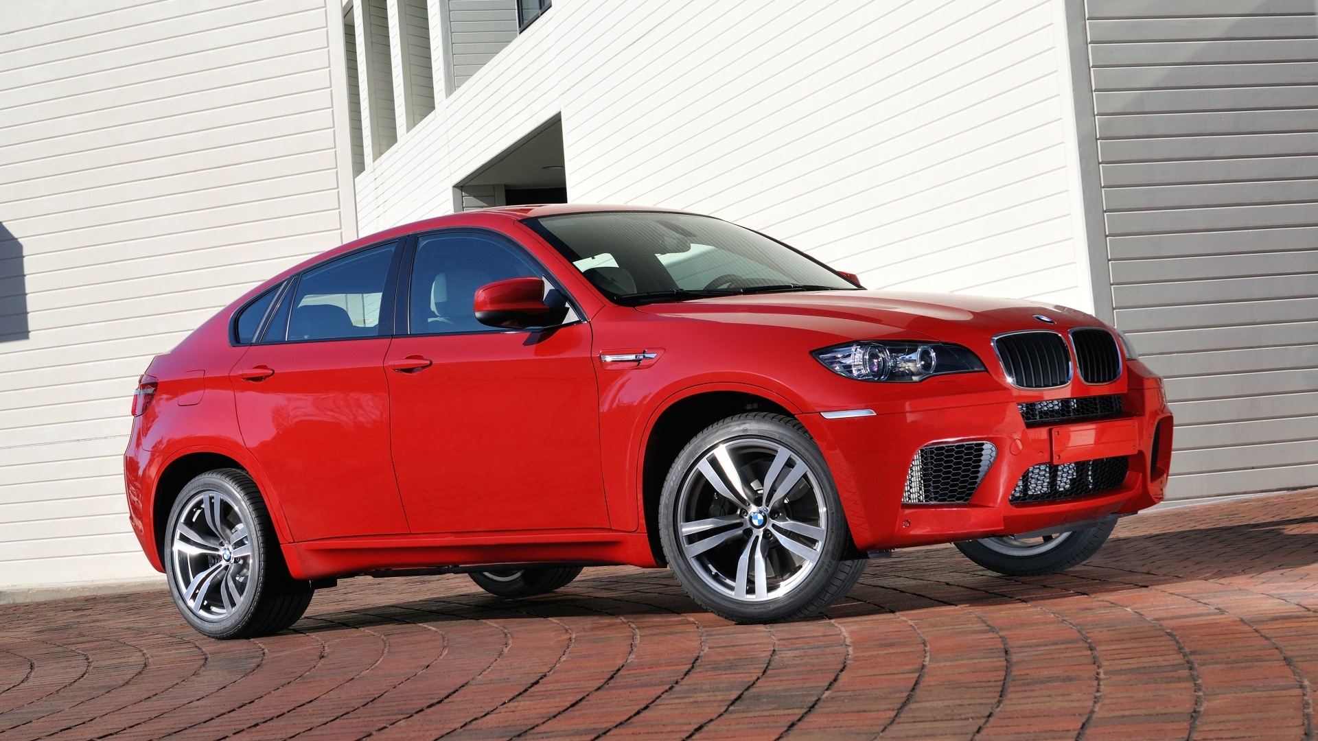 BMW X6 M E71 in Rot