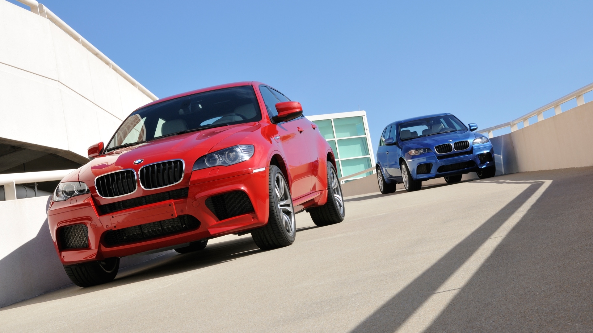 BMW X5 M E70 in Blau und BMW X6 M E71 in Rot