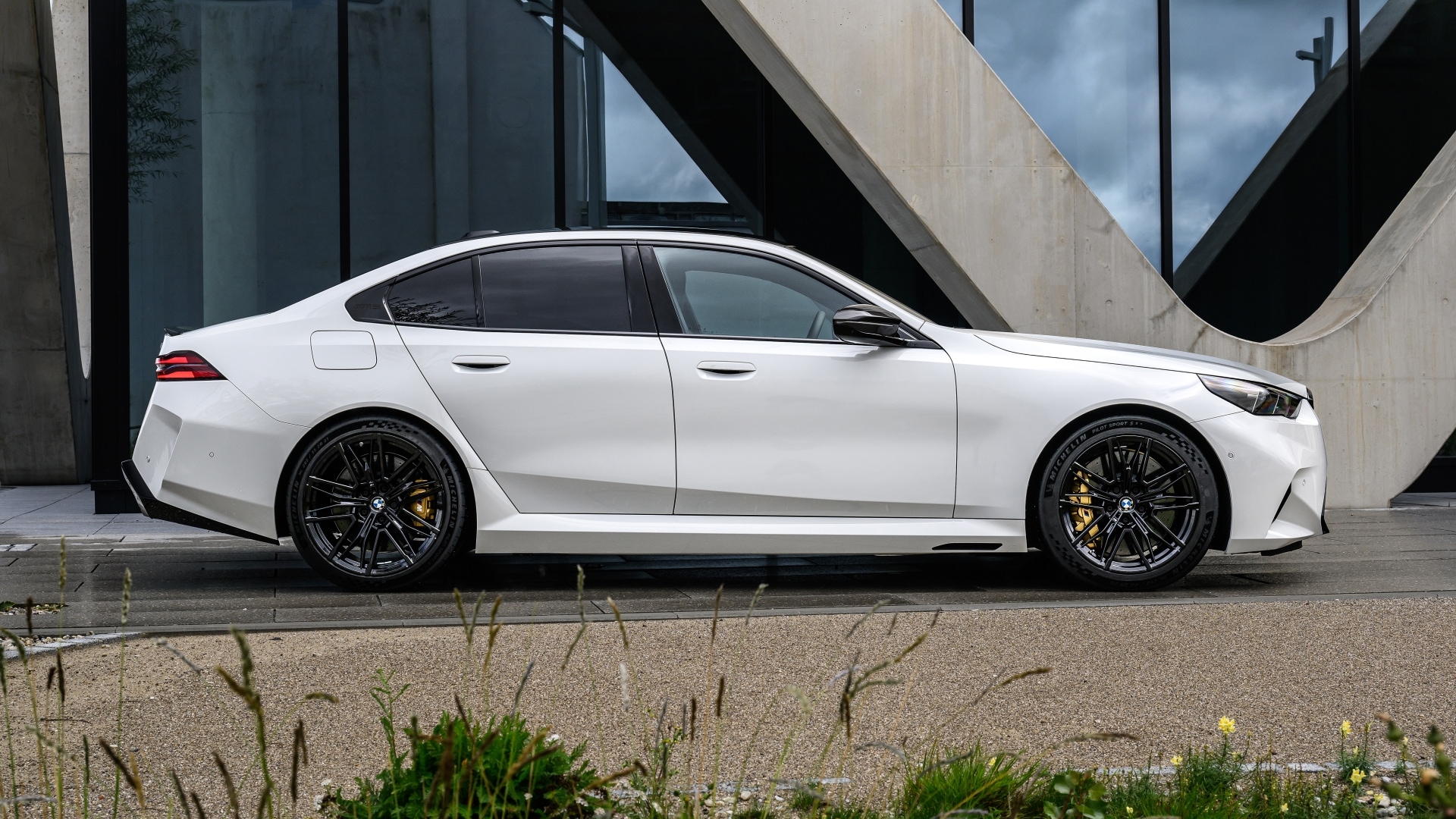 BMW M5 Limousine G90 in Alpinweiß