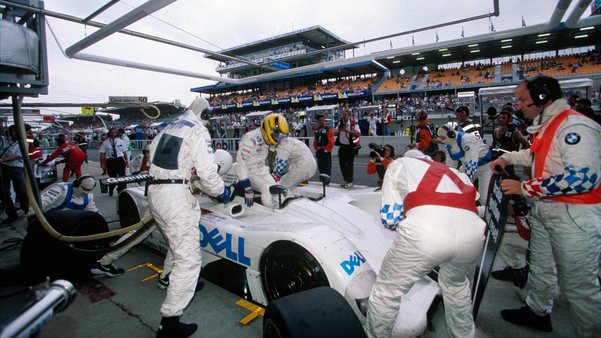 Le Mans pit stop of the BMW V12 LMR