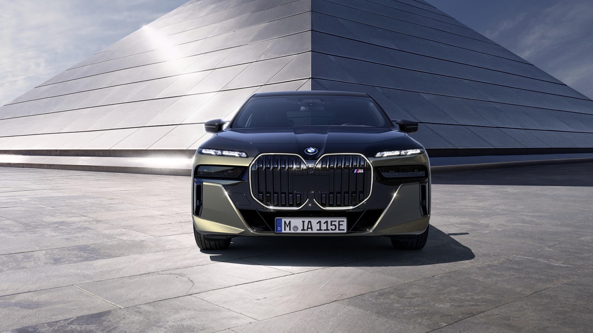 BMW i7 M70