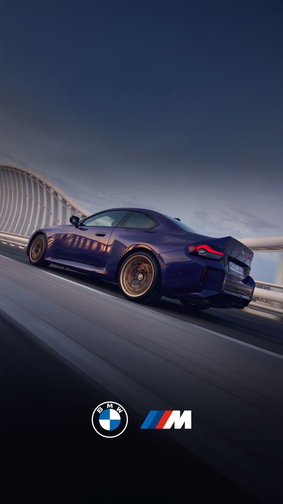 BMW M2 CS in Fahrt auf einer Rennstrecke. 