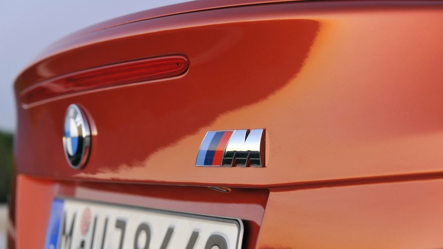 Luggage compartment lid with spoiler lip and M logo