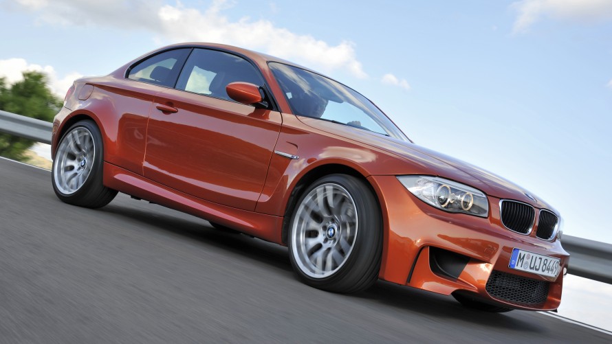 BMW 1er M Coupé fahrend auf Straße