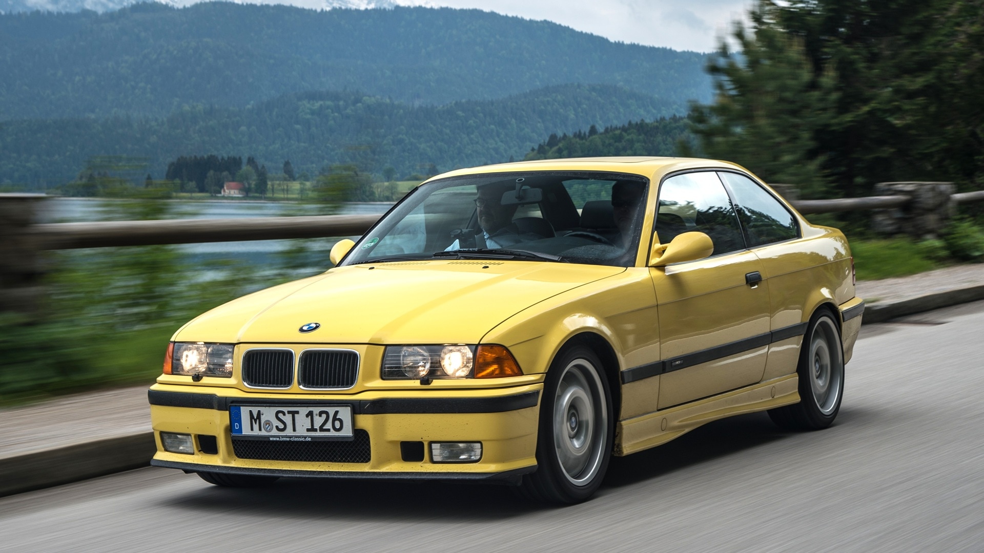 BMW M3 Coupé E36 in BMW Individual Dakar Yellow 