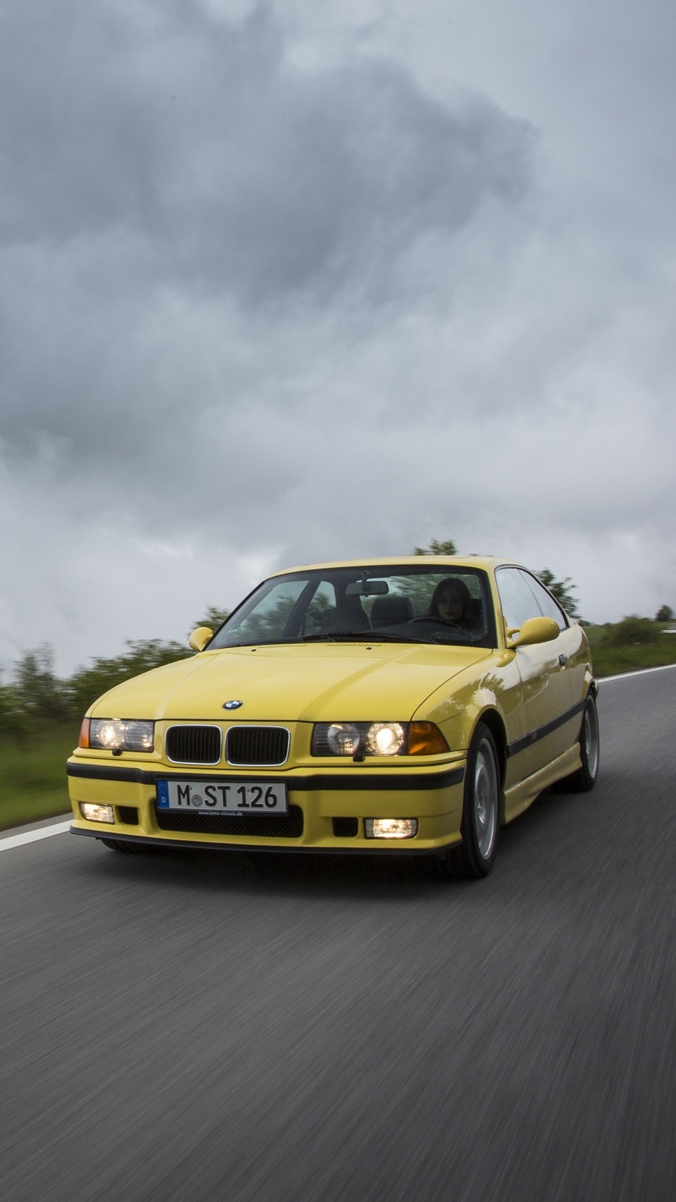 BMW M3 Coupé E36 in BMW Individual Dakar Yellow