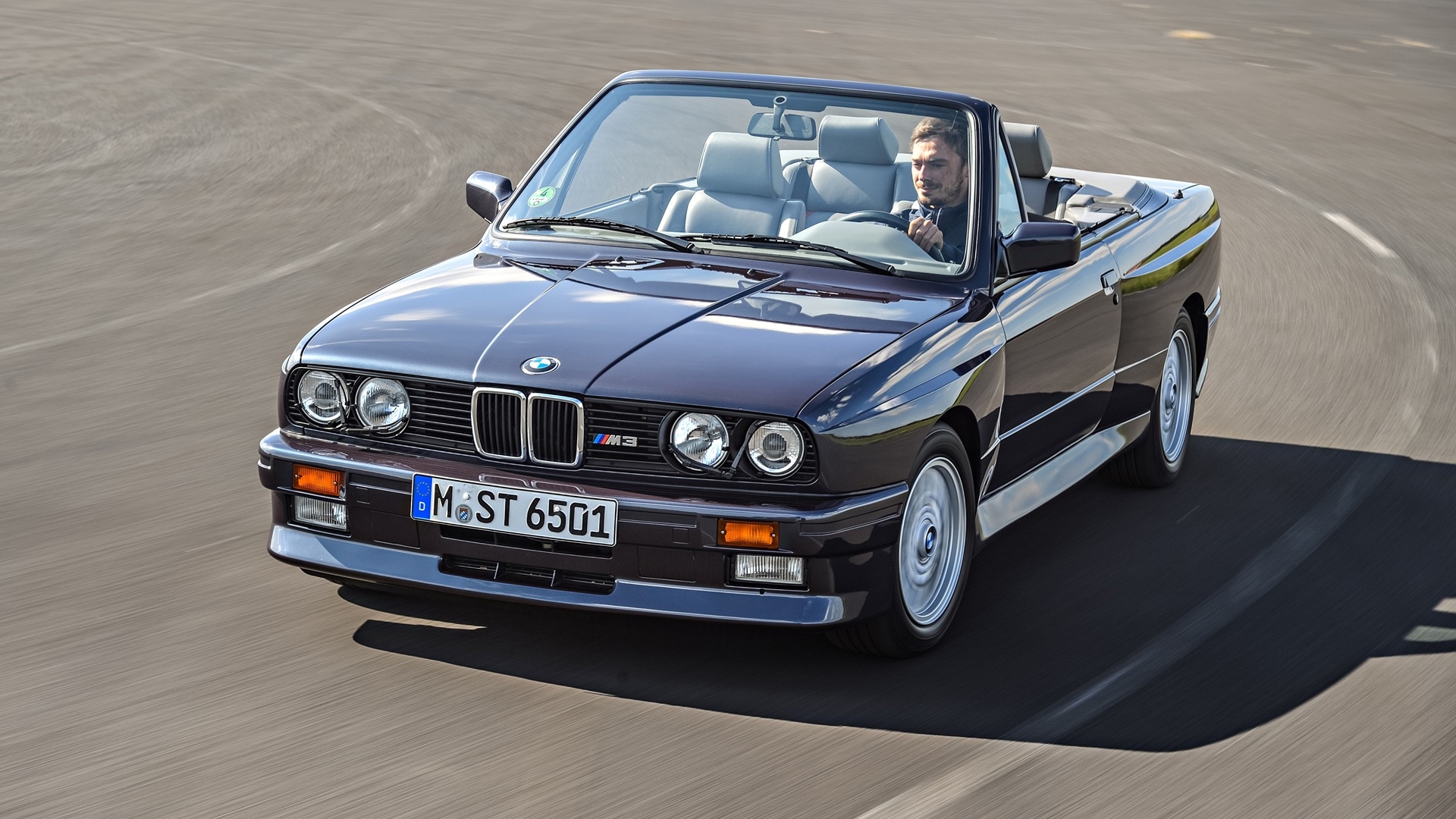BMW M3 Convertible E30 in BMW Individual Macao Blue metallic