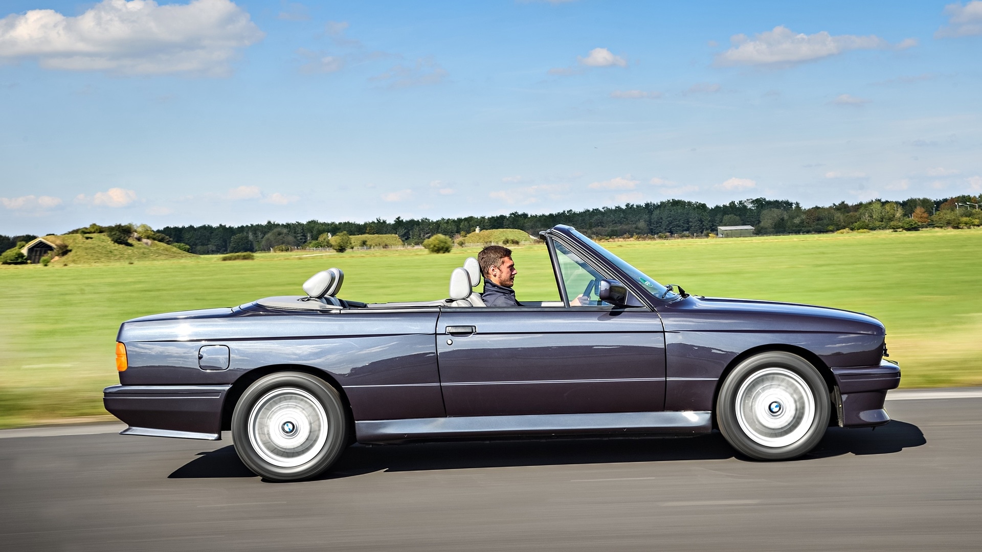 BMW M3 Cabrio E30 in Macaoblau.