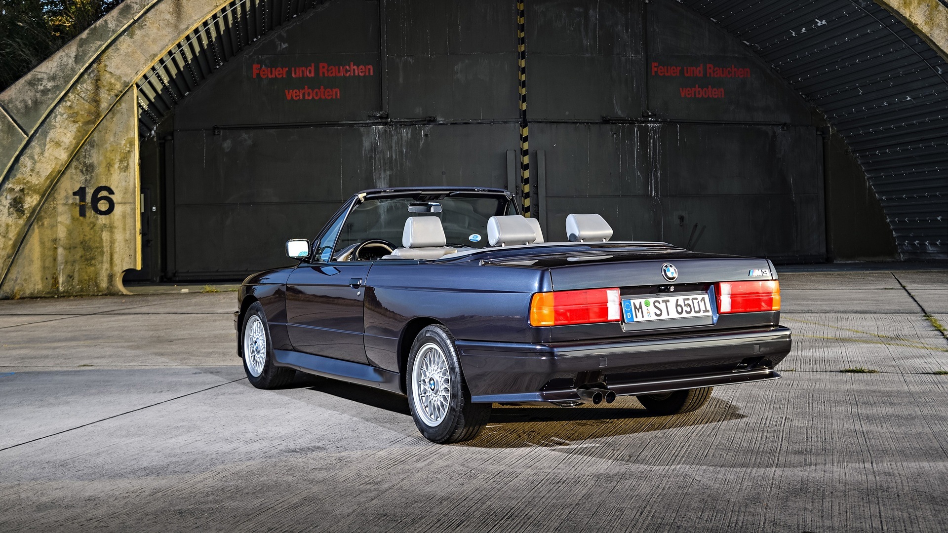 BMW M3 Convertible E30 in BMW Individual Macao Blue metallic