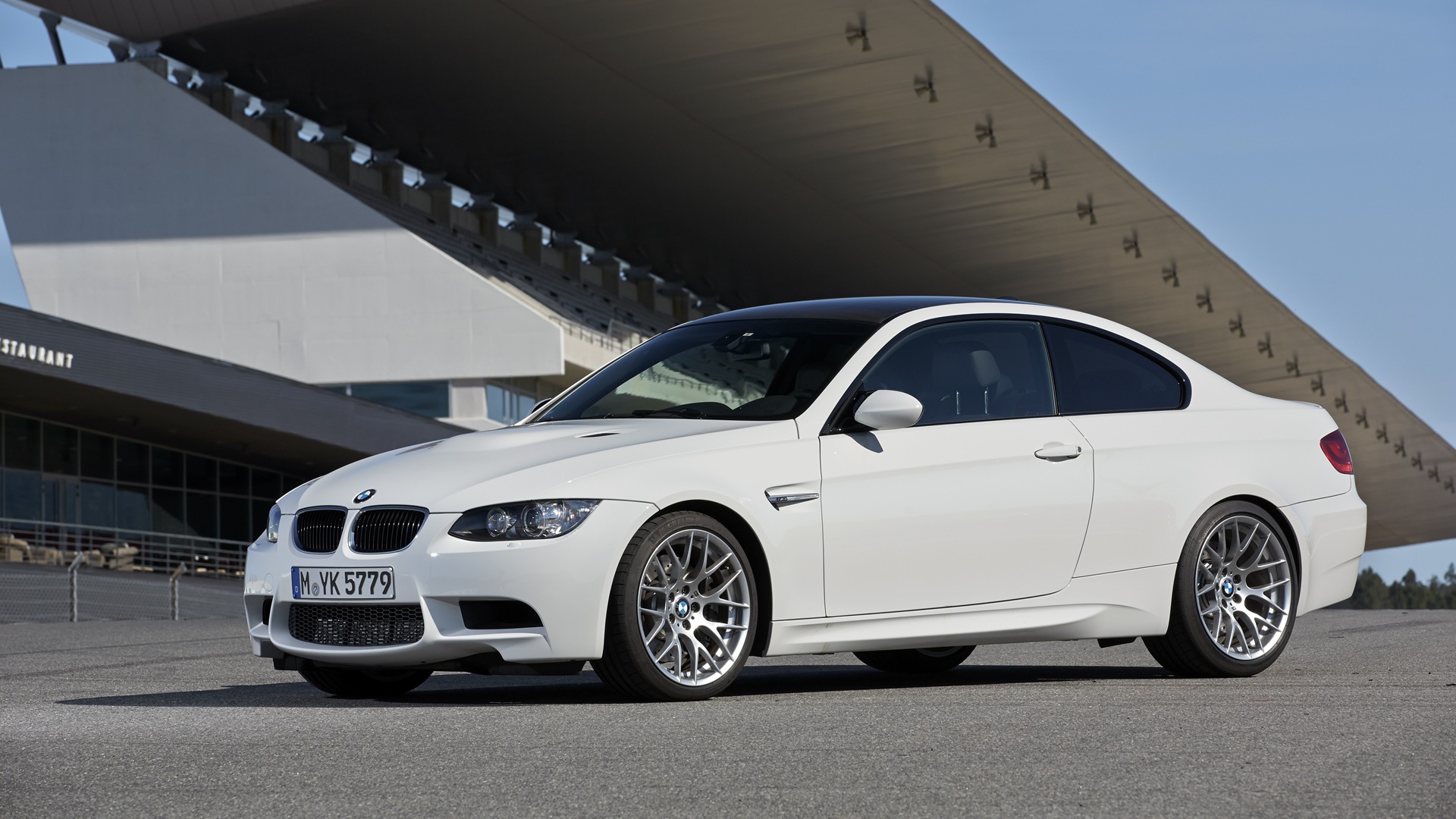 AUS LIEBE ZUM MOTORSPORT.