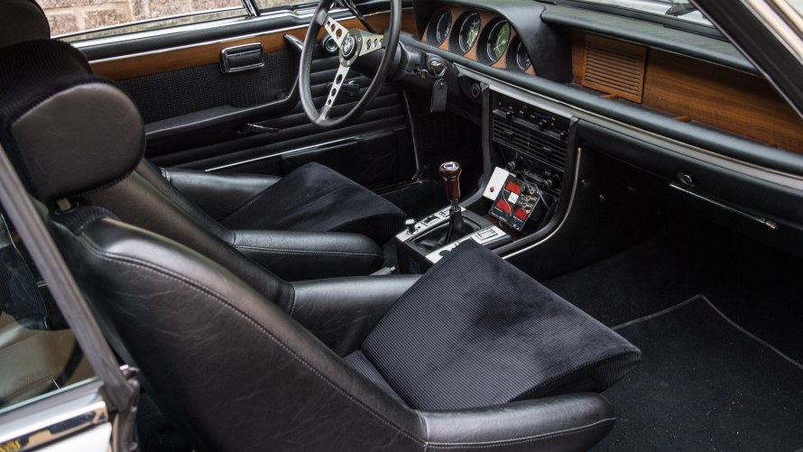 Da sitzt – der Sportsitz des BMW 3.0 CSL.