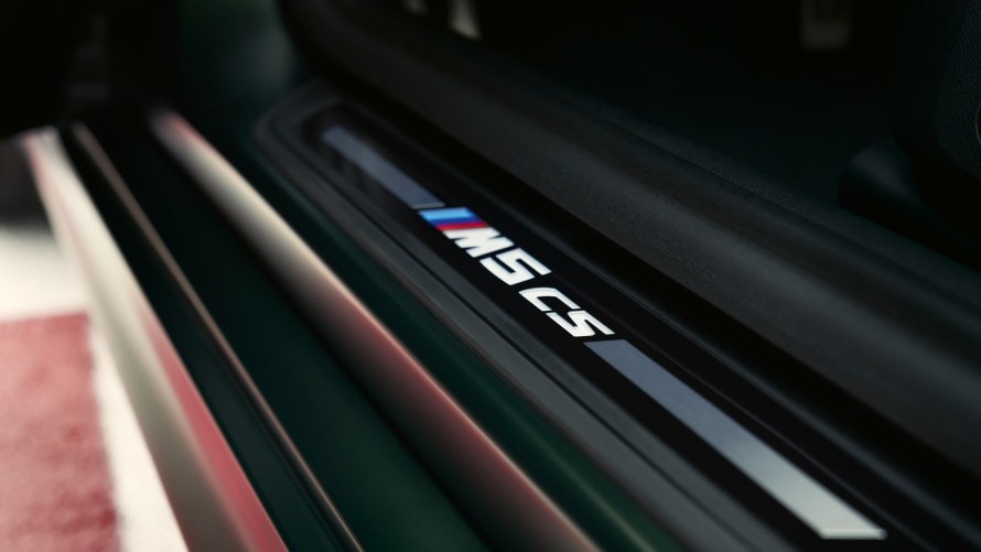 As soon as the door is opened, the exclusive front door sill finisher with illuminated "M5 CS" inscription offers an exciting foretaste of the driving experience ahead.
