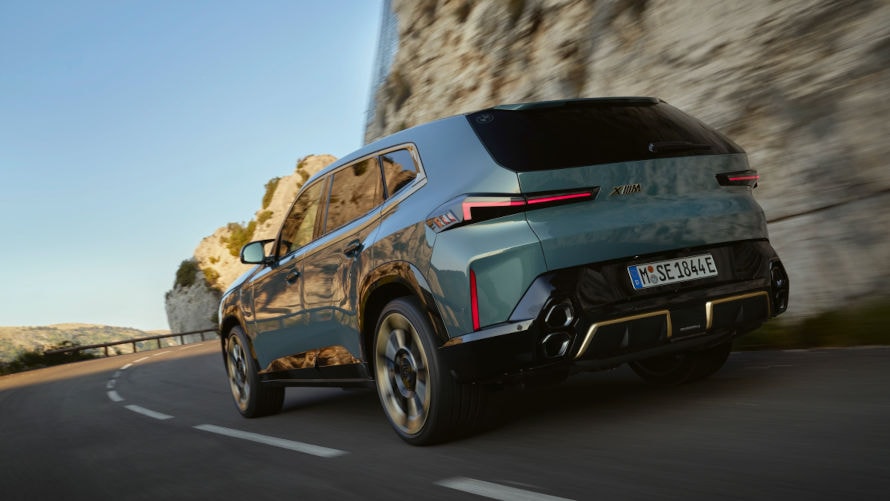 The flat, near seamlessly fitted rear window and prominently flared wheel arches together accentuate the width and powerful stature of the BMW XM.