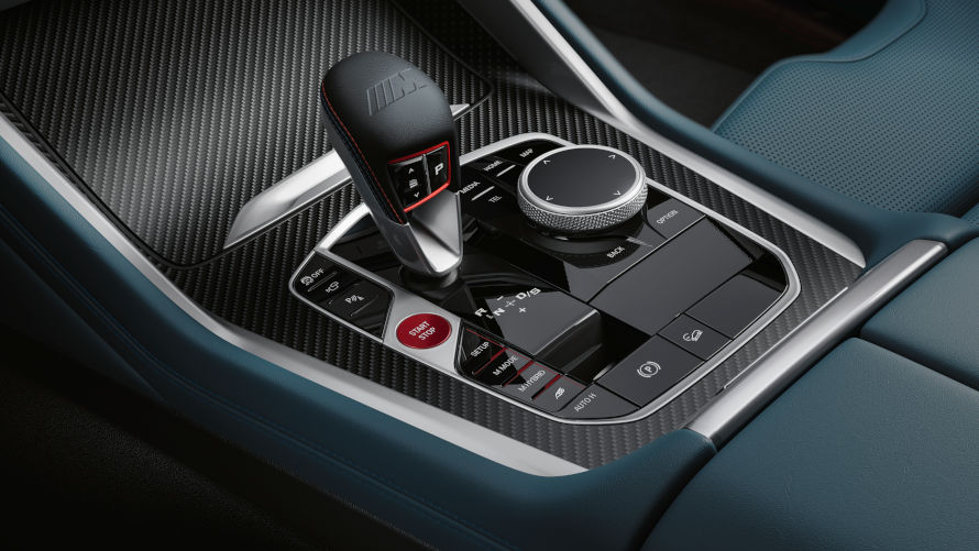 The gear selector lever with its distinctive cut-out, integrated cascade lighting and Drivelogic buttons and centre console knee pads create the perfect recipe for an intense performance experience.
