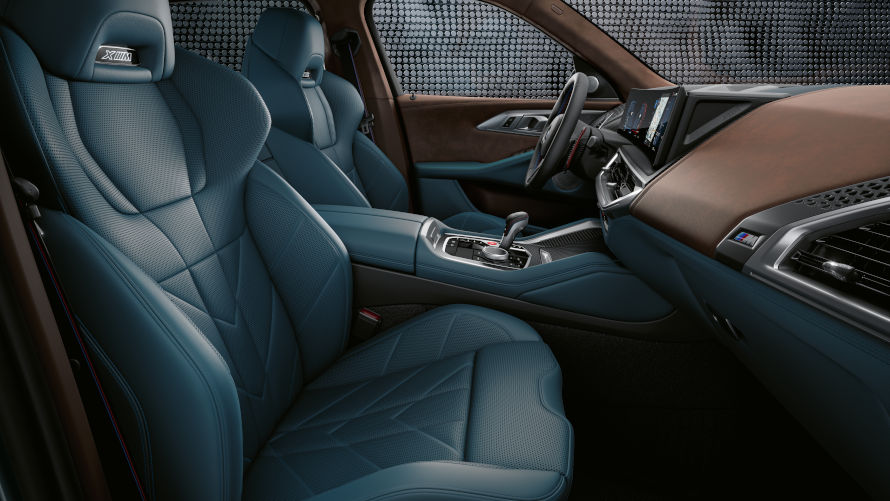 The BMW XM features M multifunction seats for the driver and front passenger as standard to ensure outstanding lateral support through dynamically taken corners as well as impressive long-distance comfort.