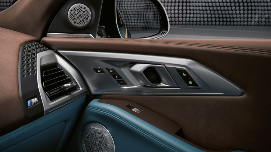 A precisely judged composition of colours and materials with flowing lines for the instrumental panel and door trim panels provides a neatly coordinated setting for the driver’s and front passenger seat.