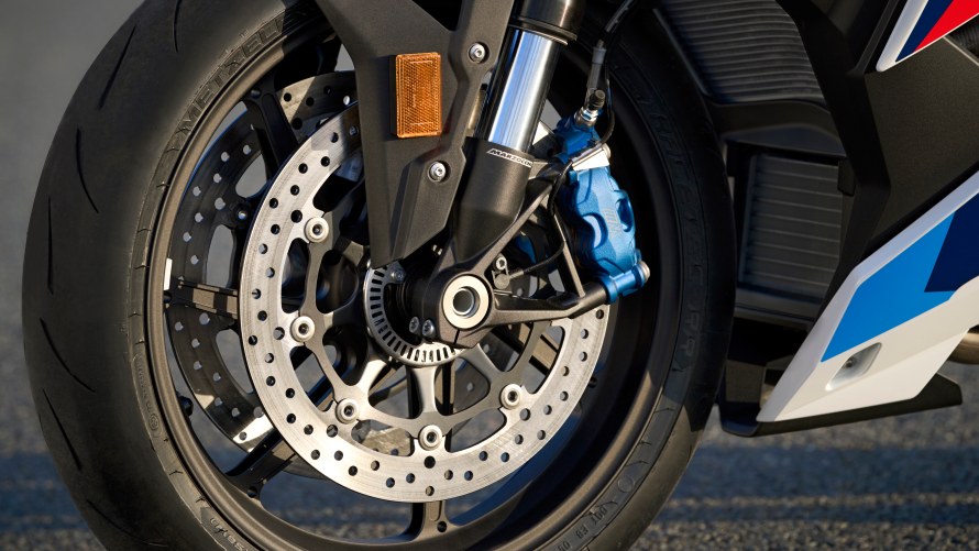Nach der M 1000 RR ist die neue M R das zweite BMW Motorrad mit einer M Bremse. Sie wurde direkt aus den Erfahrungen mit den Rennbremsen der BMW Motorrad Werksrennmaschinen in der Superbike-Weltmeisterschaft weiterentwickelt. Zusammen mit zwei 320-Millimeter-Bremsscheiben von fünf Millimeter Scheibenstärke und schwarz eloxierten Bremsscheibenträgern aus Aluminium markiert die mit einer neuen Radial-Handbremspumpe ausgerüstete Bremsanlage derzeit die Spitze der Bremsenentwicklung im Bereich der straßenzugelassenen Anlagen. Bereits serienmäßig ist die neue M R mit sehr leichten Aluminiumschmiederädern ausgerüstet.