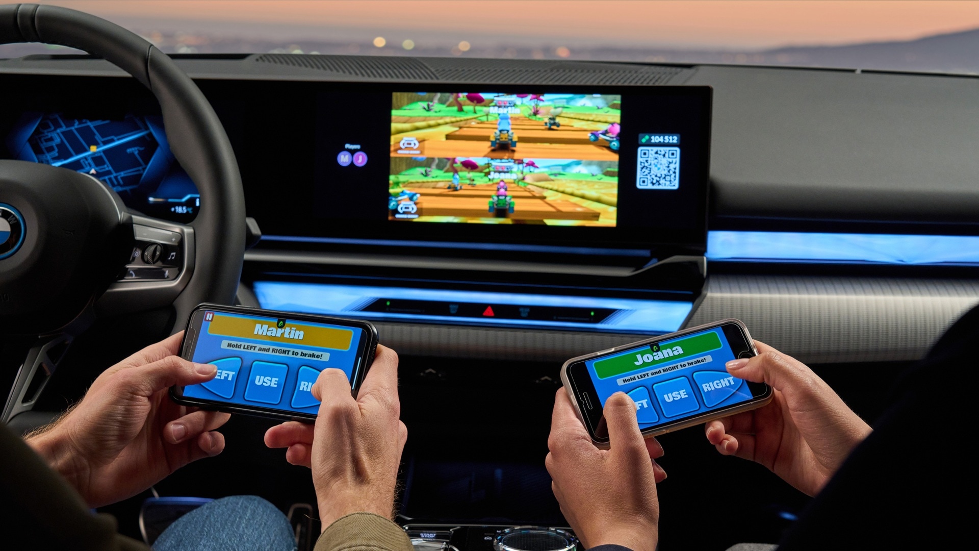 Curved Display mit AirConsole In-Car-Game und zwei Player, die Smartphones als Game Controller verwenden.