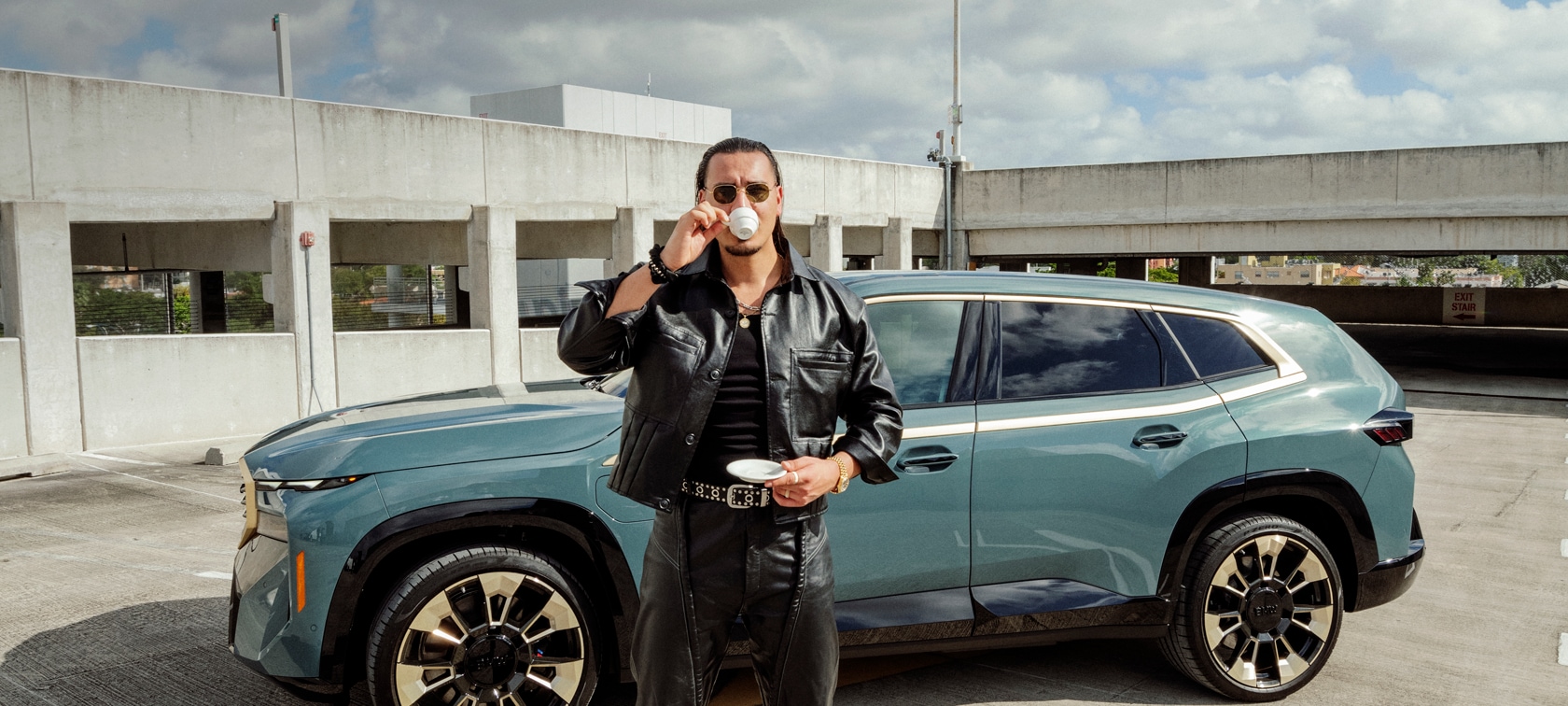Rapper Apache 207 featurt den BMW XM in seinem neuen Video.
