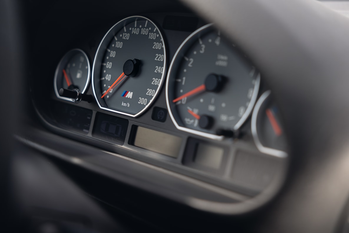 Sportlichkeit und Purismus prägen das Cockpit des seltenen Dreitürers.