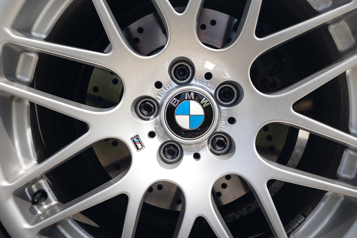 Die Serienfelgen sind im Stil des CSL gehalten, aber beim M3 mit Competition Paket etwas schmaler.
