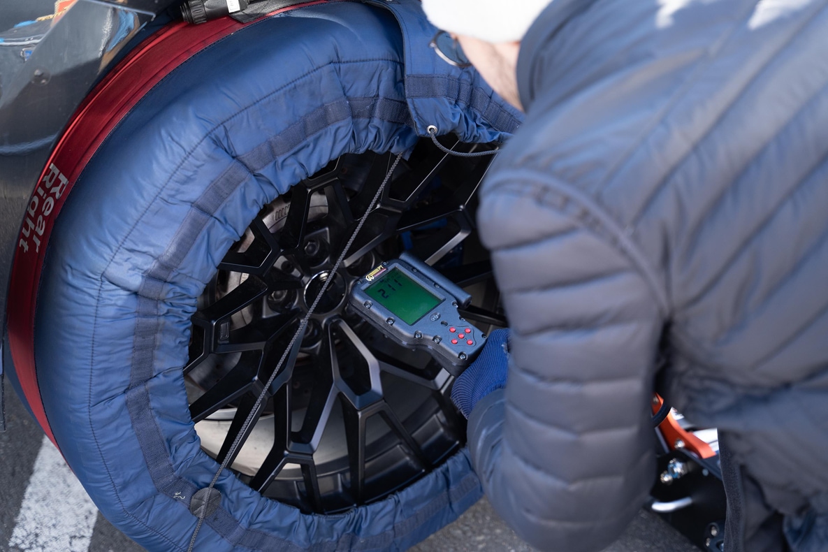 The tyres are first filled generously, then on the vehicle air is only let out.