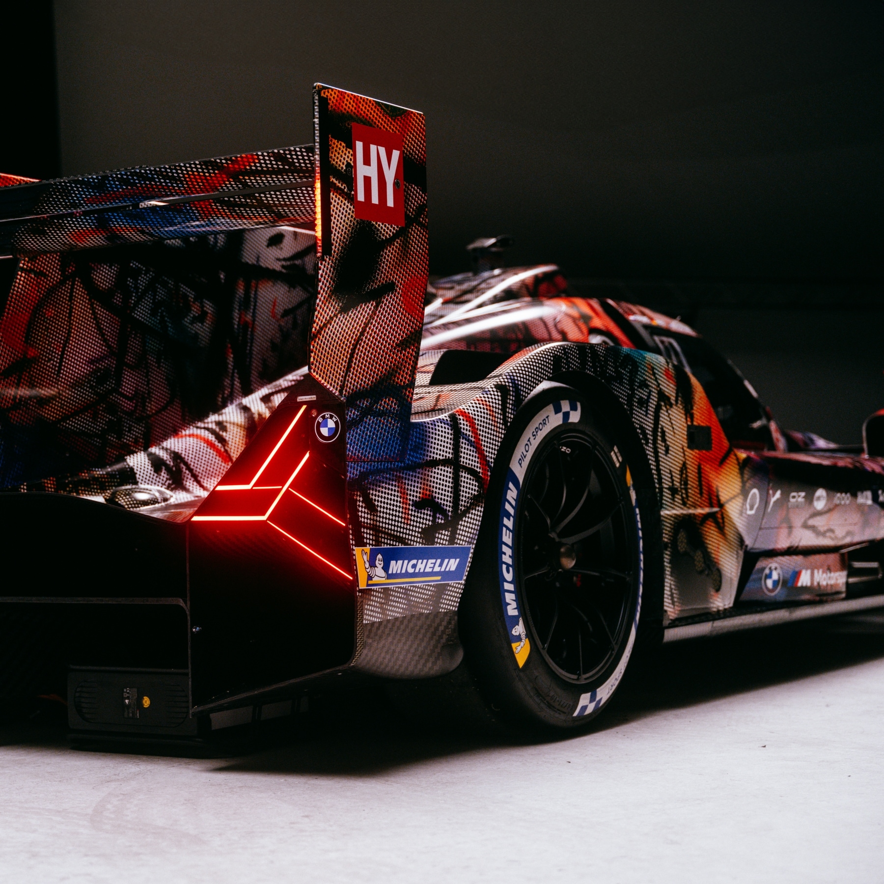 BMW M Hybrid V8: Das 20. Art Car von Julie Mehretu.