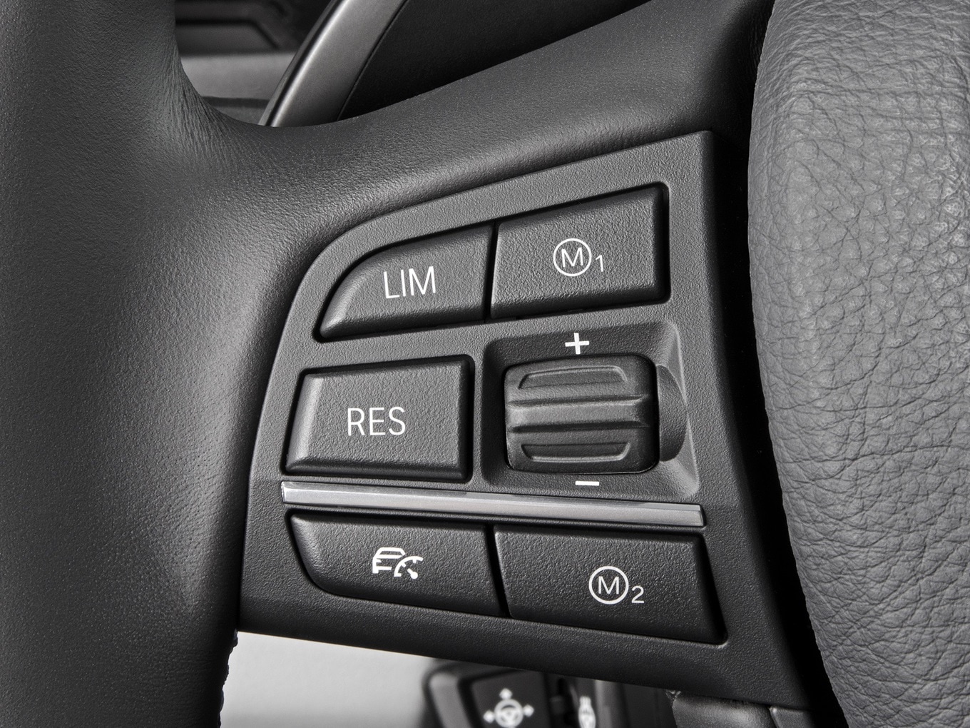 Zwei M Drive Tasten am Lenkrad.