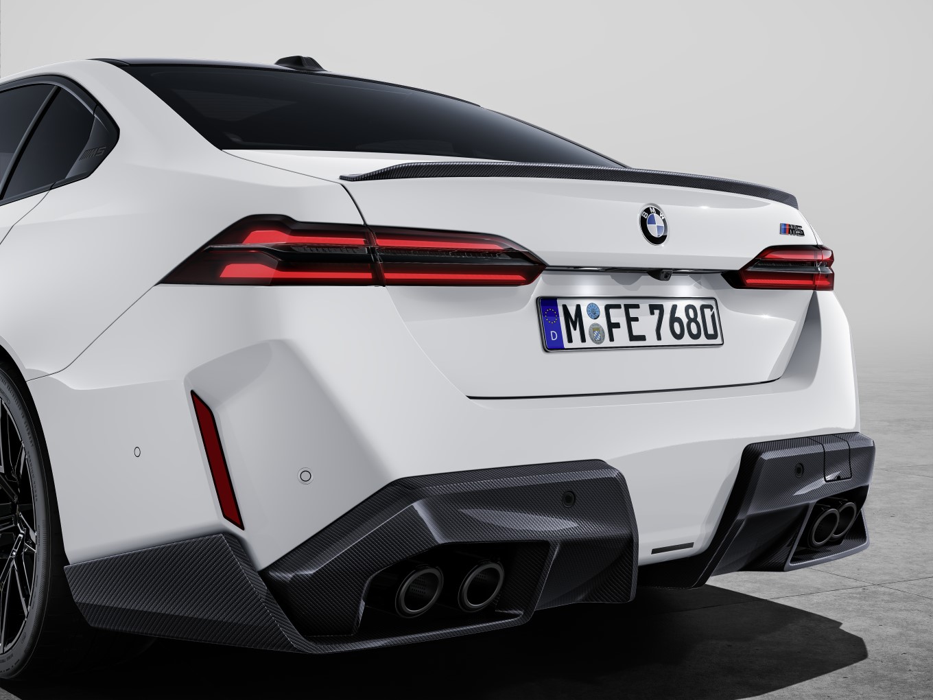 M Performance rear diffuser carbon and M Performance carbon-fibre/titanium tailpipe trims