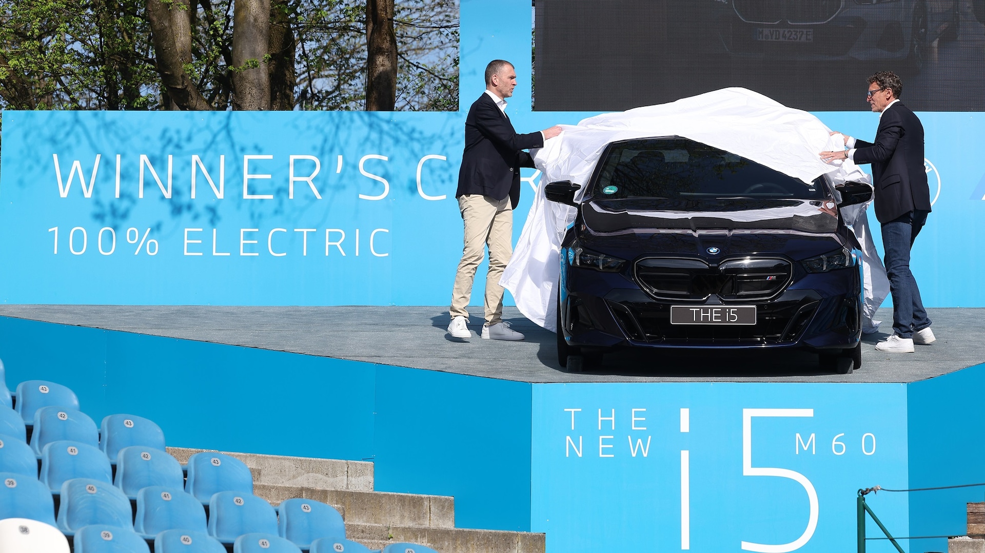 Christian Ach und Patrik Kühnen enthüllen den BMW i5 M60 auf der BMW Open.