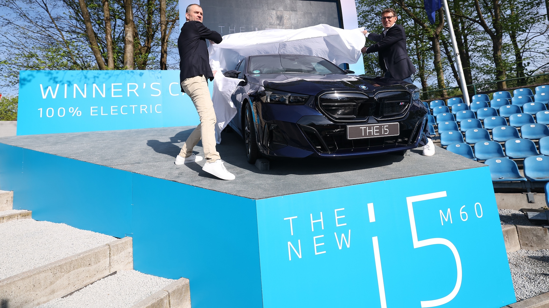 Christian Ach und Patrik Kühnen enthüllen den BMW i5 M60 auf der BMW Open.