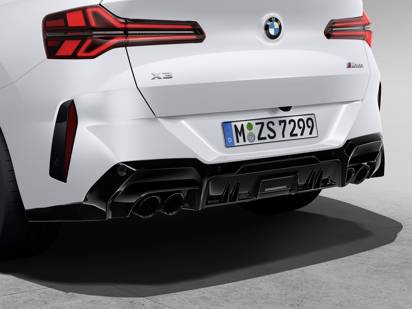 M Performance Stoßfängerblende und M Performance Heckdiffusor, schwarz hochglänzend.