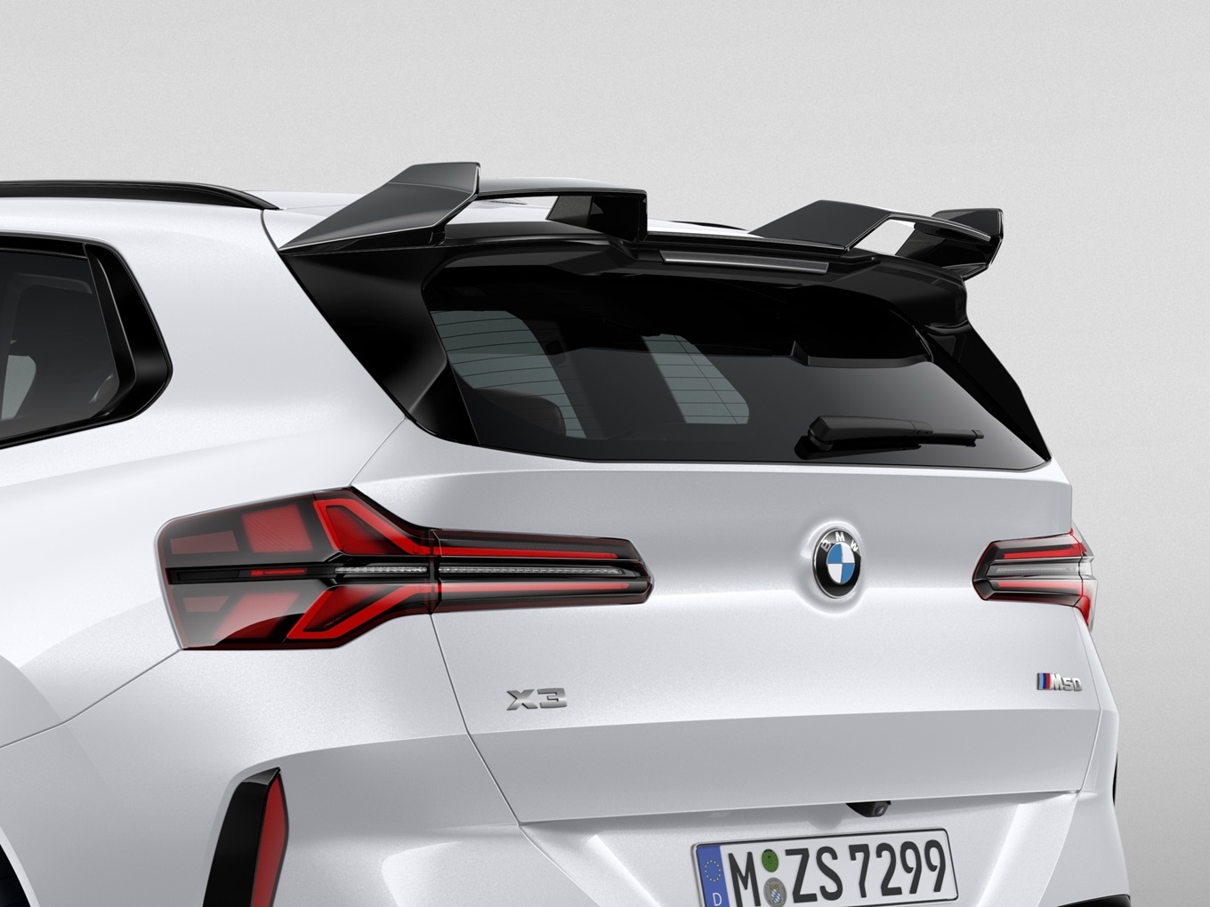 Dachkantenspoiler, schwarz hochglänzend.