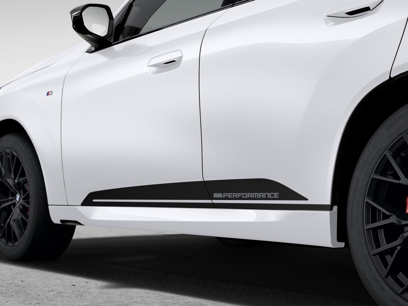 Motorsport DNA: M Performance Seitenfolierung in Frozen Black.