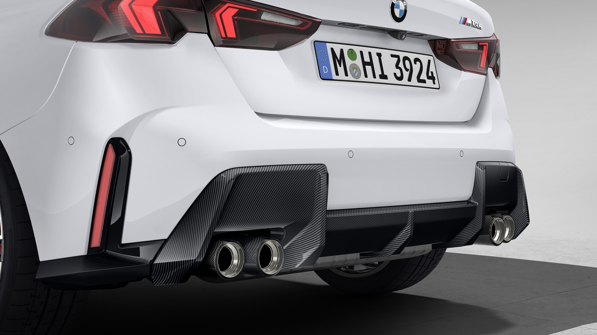 M Performance rear diffuser Aramid and M Performance tailpipe trim Carbon