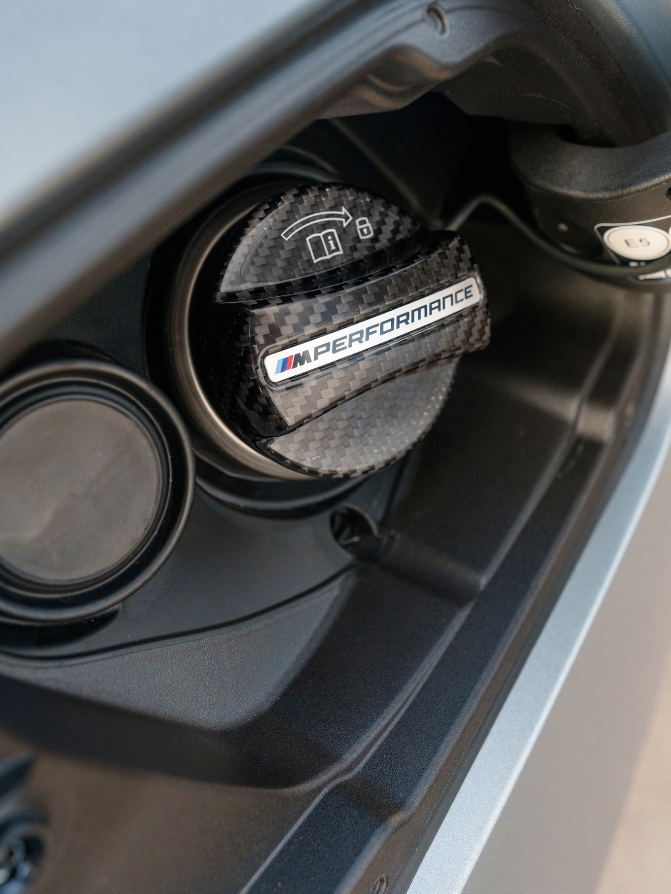 An eye-catcher at every refuelling stop: the M Performance petrol cap Carbon